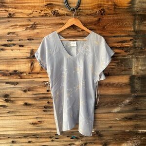 ALYSI CREME | 100% Silk Pale Gray Short Sleeve V-Neck Top Gold Floral Accents 6